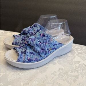 Bzees Smile Women’s 10M Blue Purple Stretch Fabric Wedge Sandal Shoe Comfort